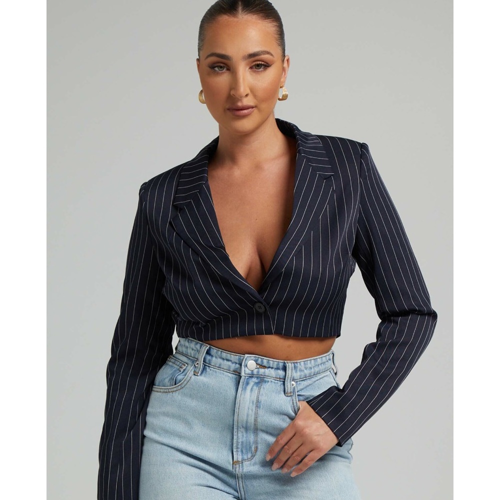 SHOWPO. SLONE BUTTON UP BLAZER IN NAVY PINSTRIPE